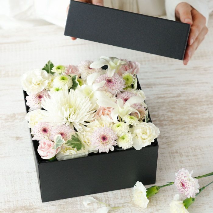 お供えボックスフラワー Mサイズ』 生花 | 横浜花まりか フラワーギフト店
