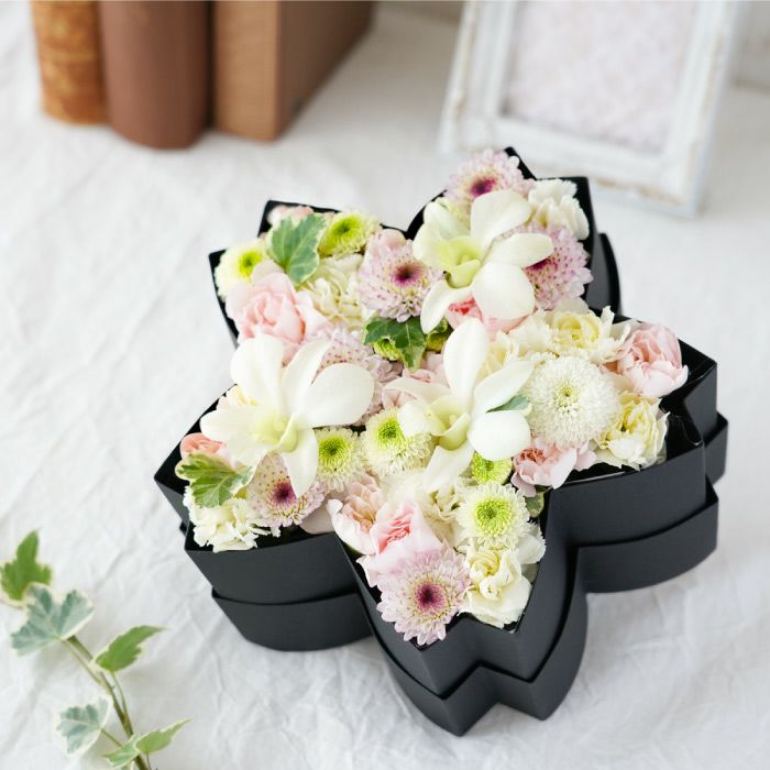 お供えボックスフラワー Mサイズ』 生花 | 横浜花まりか フラワーギフト店